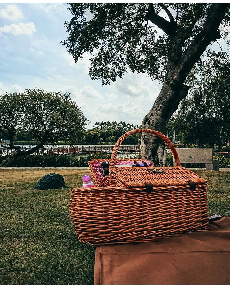 Grand Panier de Pique-Nique en Rotin 4 Personnes avec Accessoires Les paniers et Cabas de Sophie